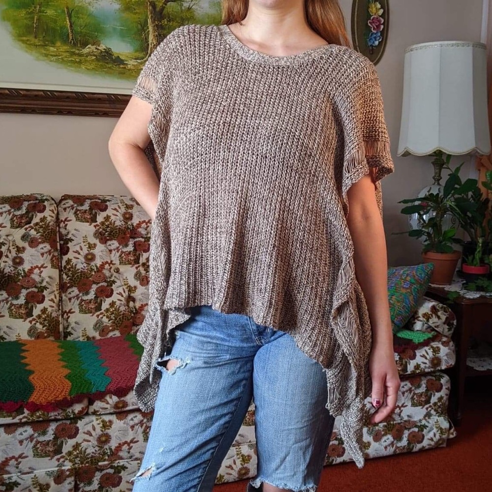 Beige flowy short sleeve knit sweater